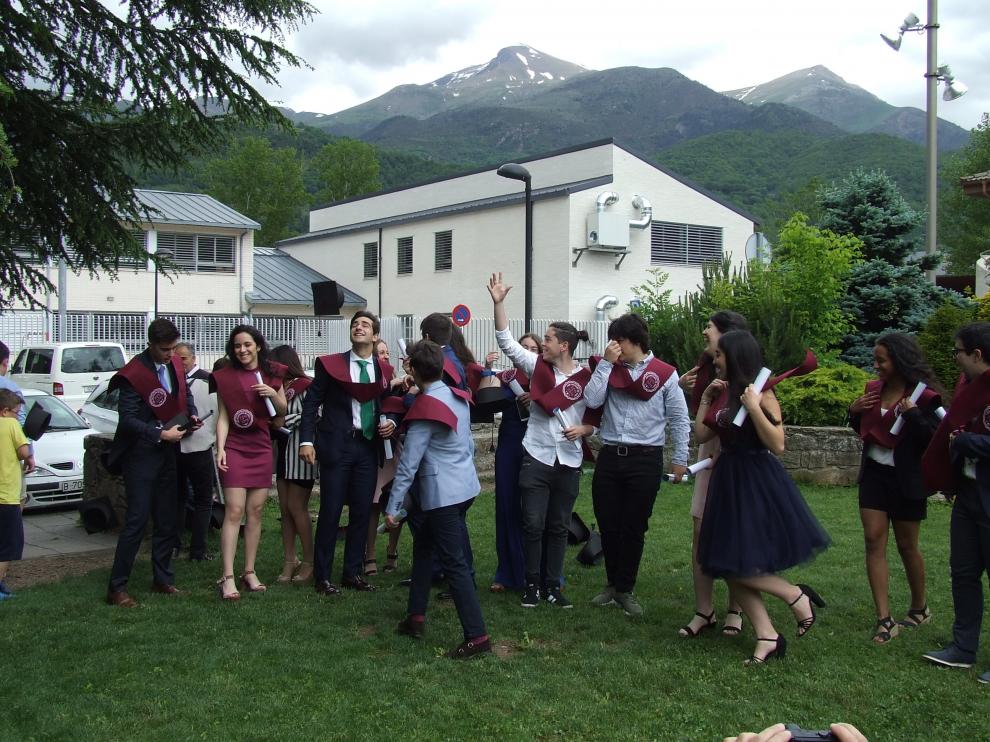 Estudiantes graduados en la primera promoción del IES de Castejón de Sos.