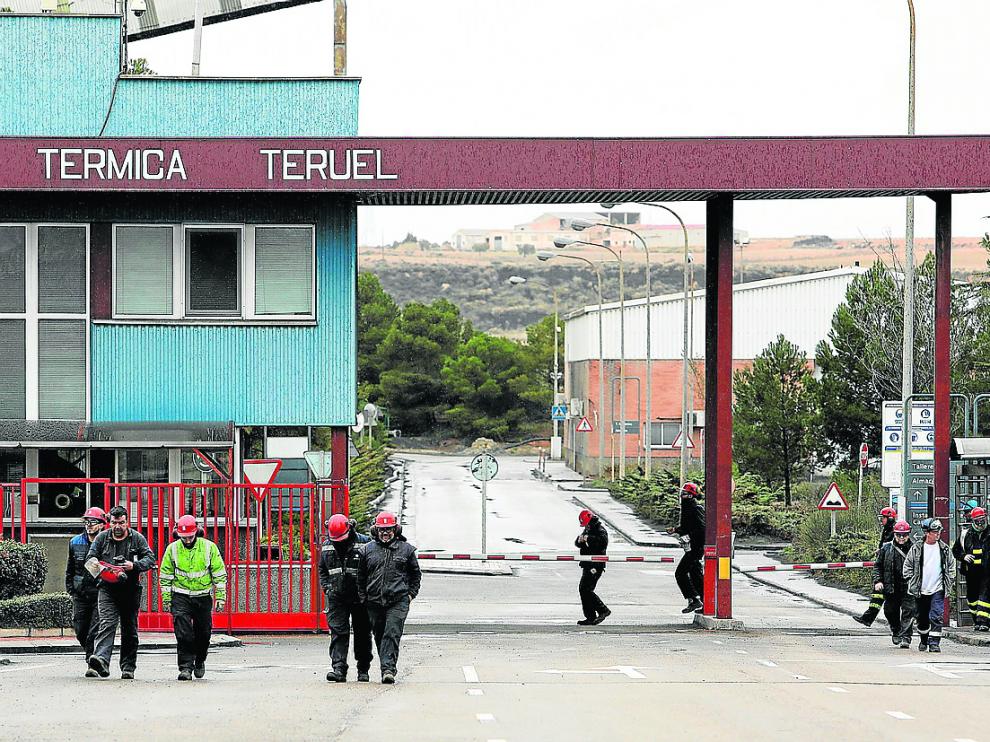 Trabajadores de la central de Endesa en Andorra abandonan la planta en un cambio de turno.
