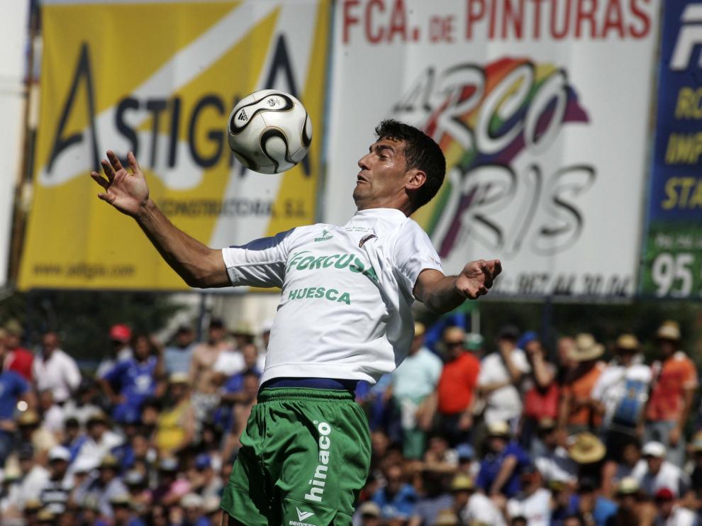 Roberto García trata de controlar la pelota durante el Écija-Huesca del 15 de junio del 2008, que terminó 1-1 con un golazo del madrileño para rematar el ascenso a Segunda.