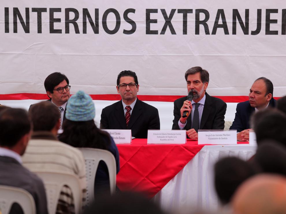 El embajador de España en Perú, Ernesto de Zulueta, y el ministro de Justicia peruano, Salvador de Heresi, en un acto previo a la repatriación.