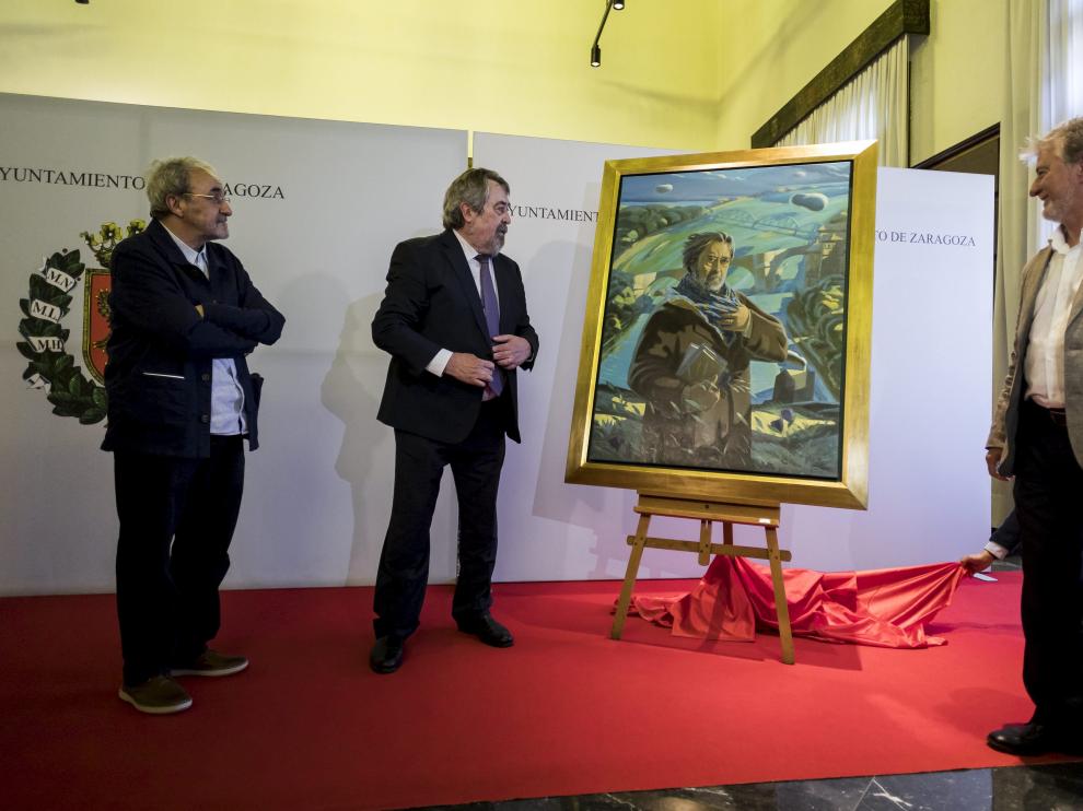 El exalcalde Belloch, ante su artístico espejo.