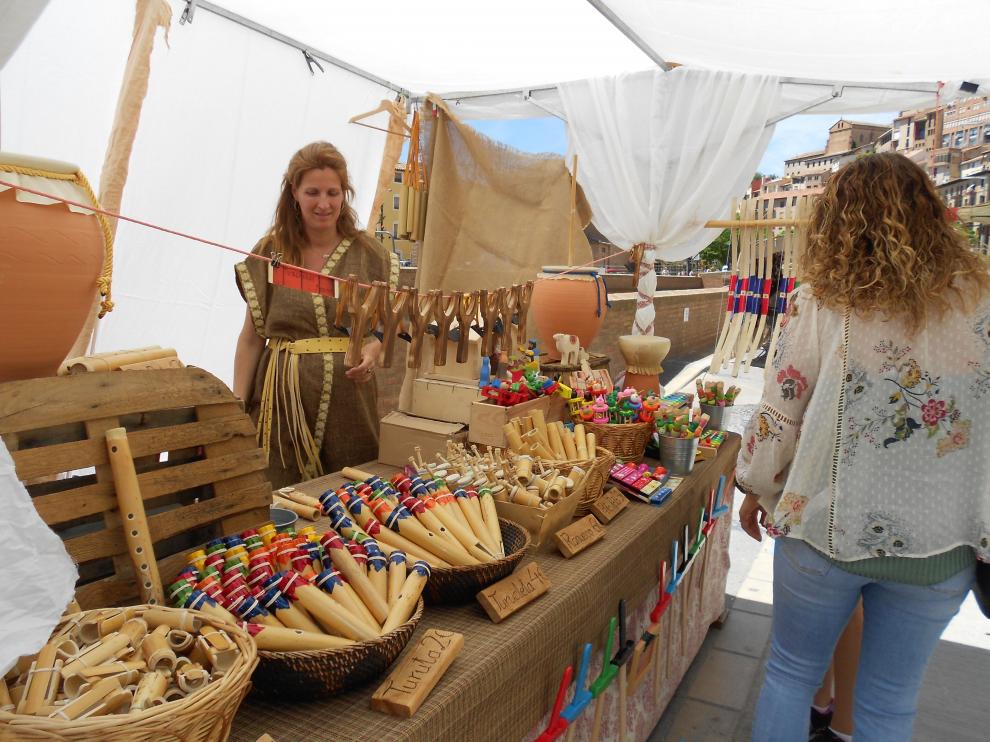 Un total de cuarenta artesanos forman parte del mercado renacentista.
