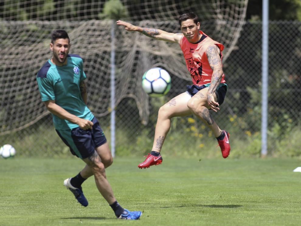 Luis Ezequiel 'Chimy' Ávila en un movimiento acrobático durante un entrenamiento en su primera temporada en el Huesca.