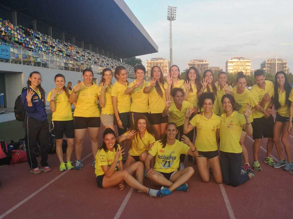 El equipo femenino del Scorpio celebra el cuarto puesto.