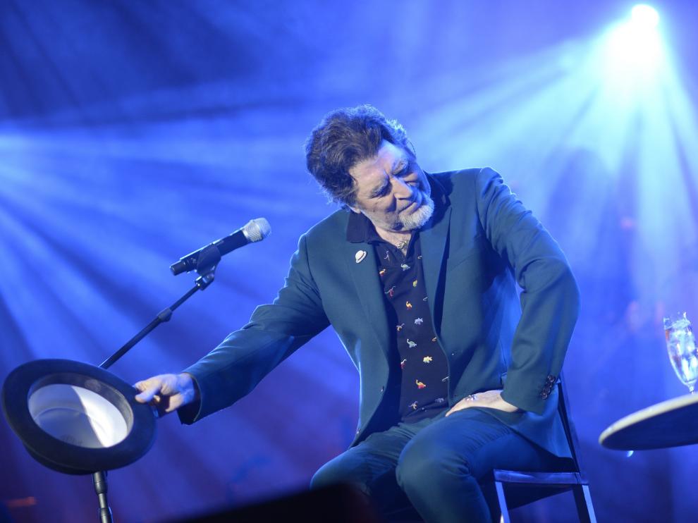 Joaquín Sabina se queda mudo en el escenario
