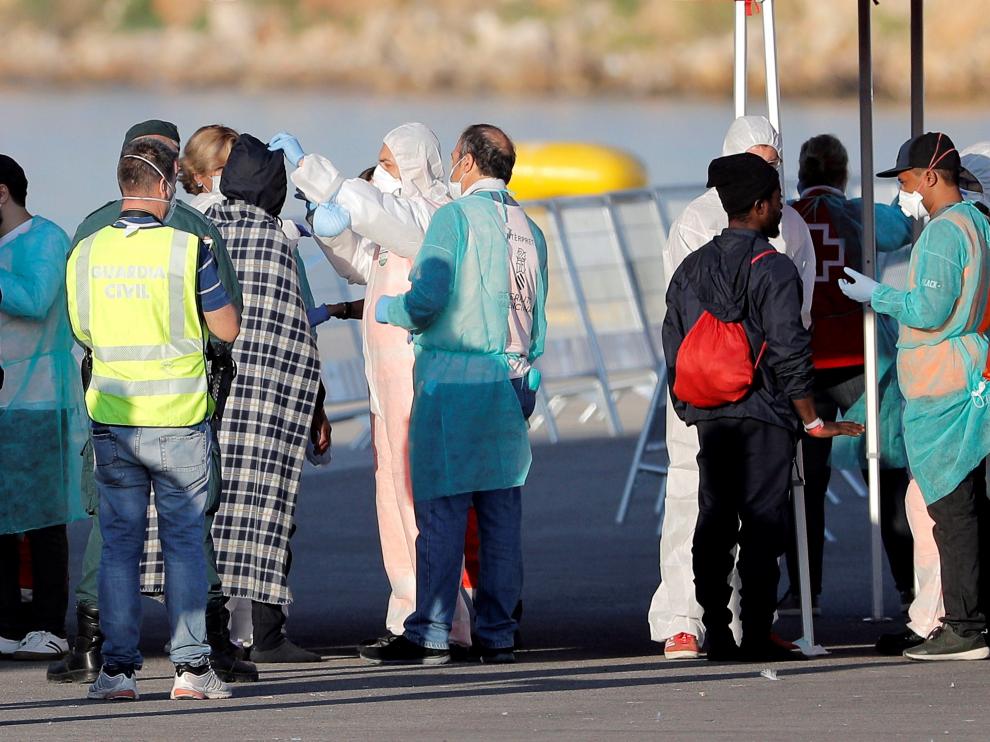 Los migrantes del Aquarius, a su llegada al puerto de Valencia.