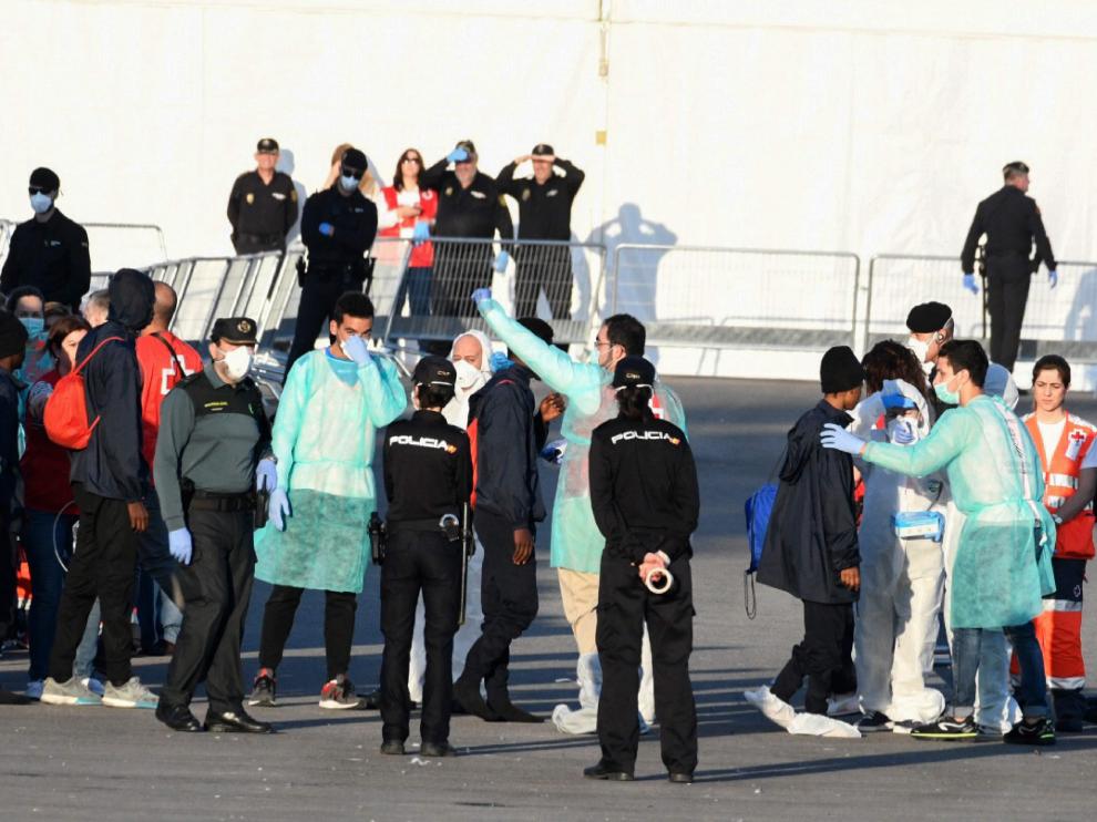 Los migrantes del Aquarius llegan al puerto de Valencia