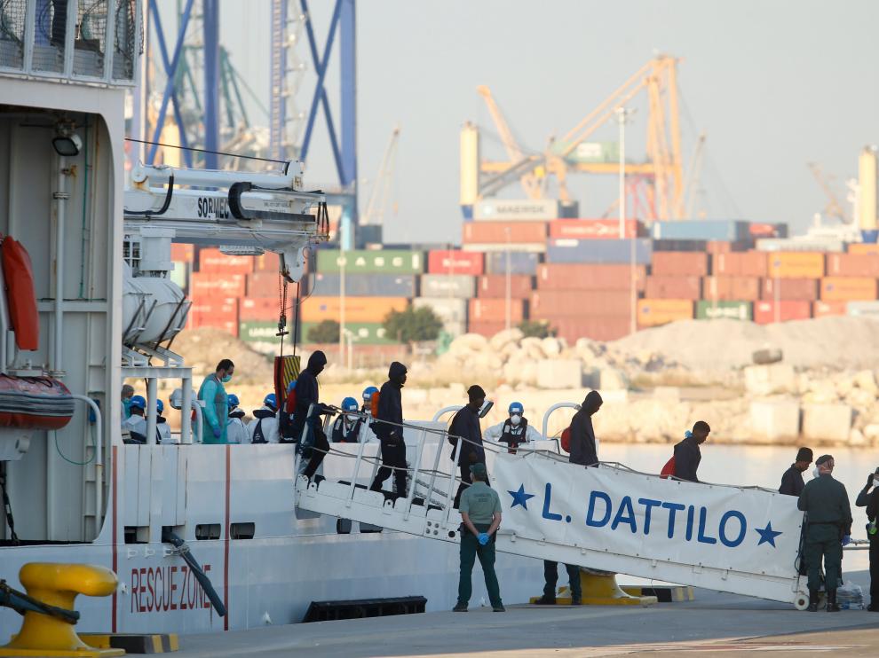 Llega el primer barco de la flota del Aquarius al puerto de Valencia