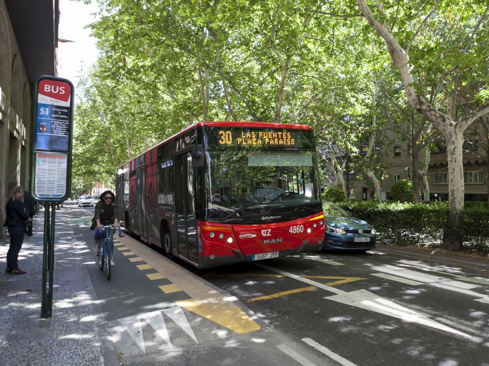 En el paseo de la Constitución coinciden carril bici, carril bus y calzada para el resto de vehículos.