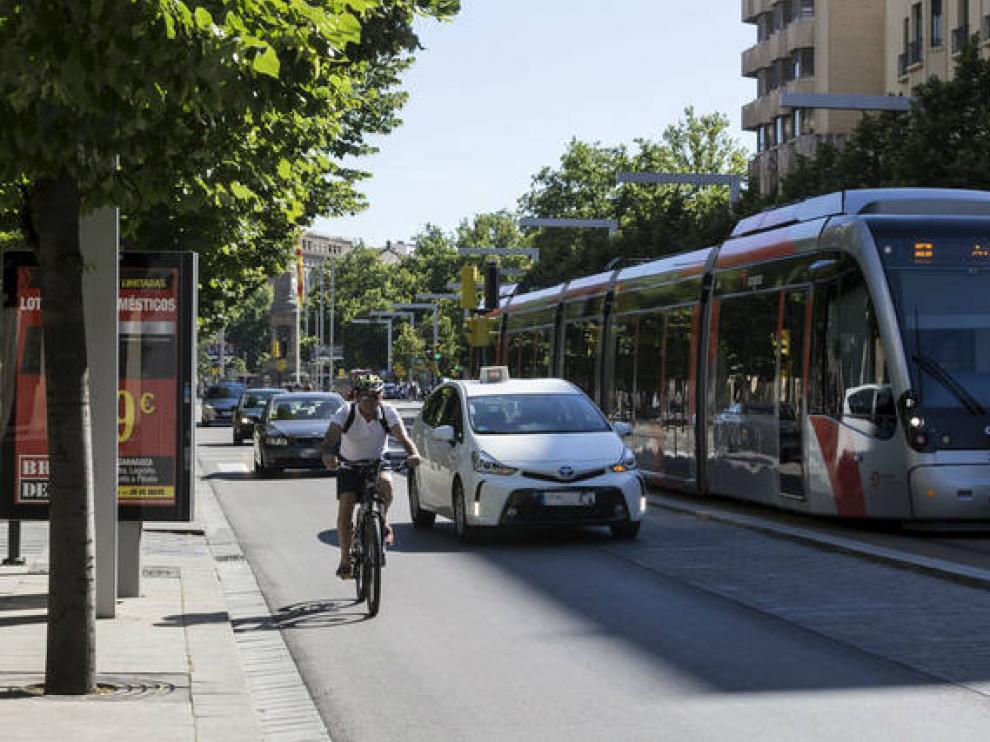 Adelantamiento no permitido a un ciclista en el paseo de la Independencia.