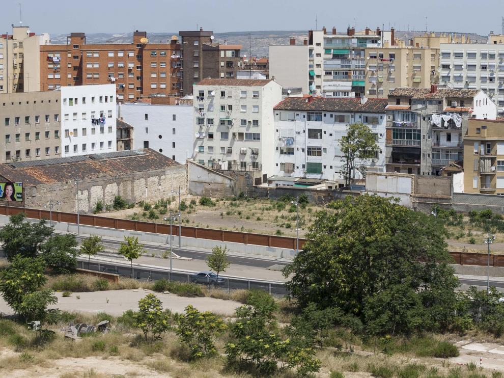 Parcela en la que se levantarán las viviendas, junto a la calle de Escrivá de Balaguer (en la imagen).