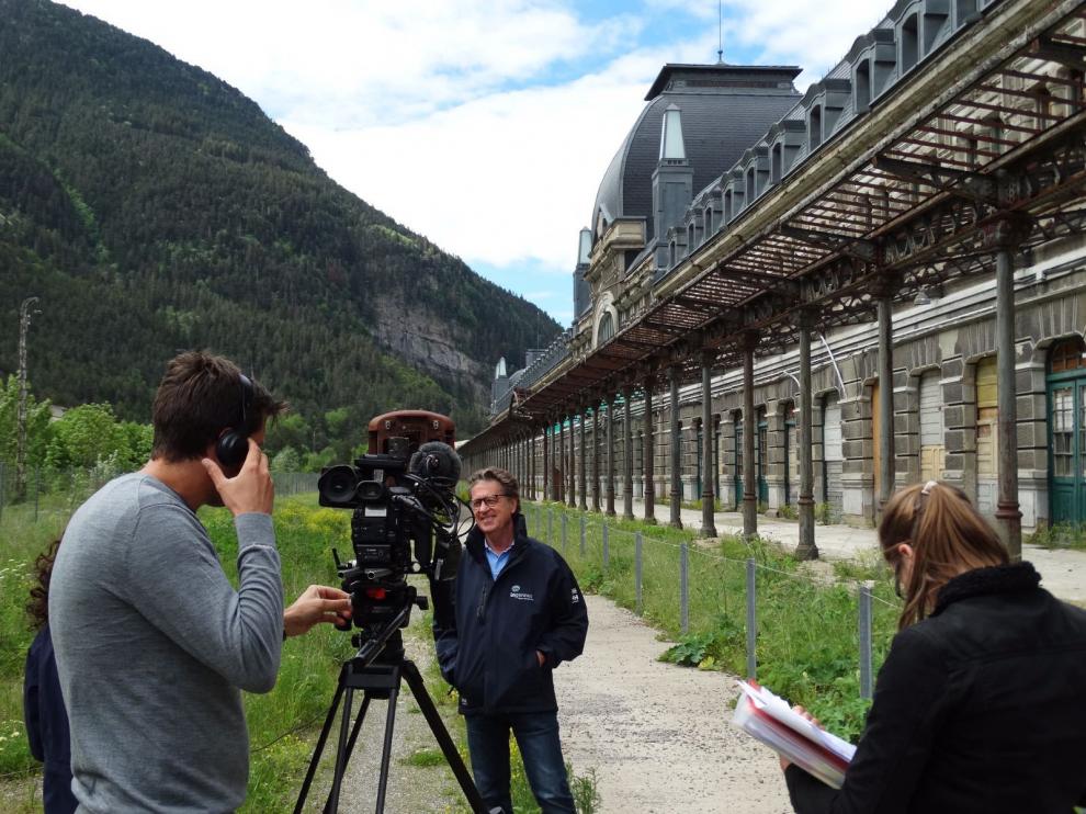 El arquitecto Joaquín Magrazo con el equipo de la televisión Discovery Channel que realiza una serie sobre edificios señalados de toda Europa.