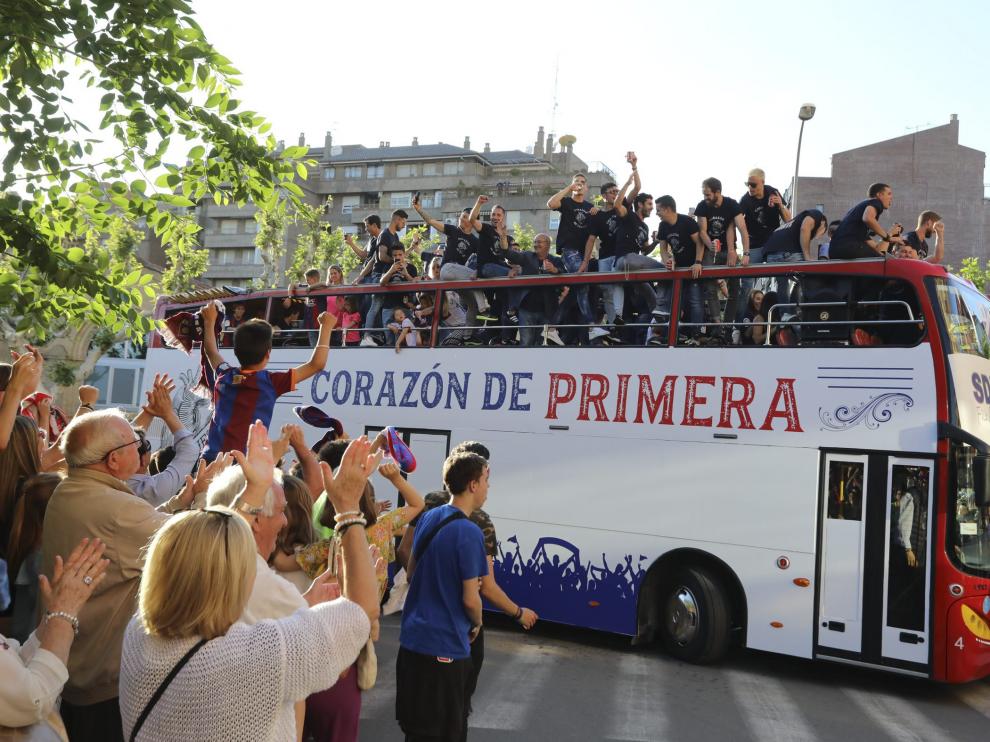 El autobús en el que el Huesca celebró el ascenso recorriendo las calles el pasado 22 de mayo.