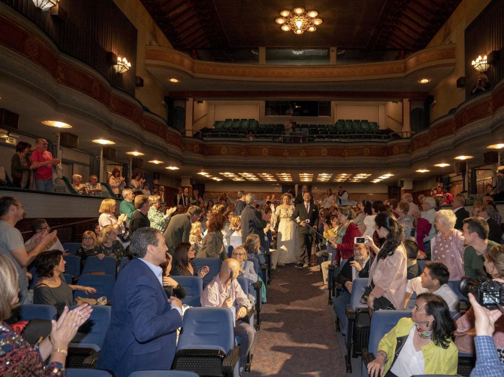 Dos personajes de 1918 entran en el Teatro Marín de Teruel en la ceremonia de celebración del centenario
