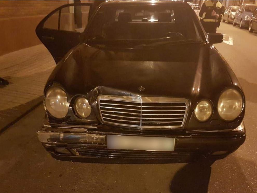 Un conductor arremete con su coche contra otros 7 aparcados en Zaragoza y se da a la fuga