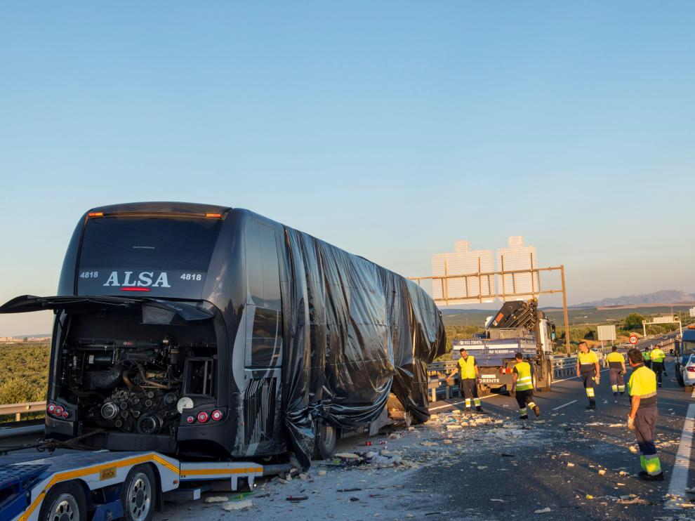 El autobús siniestrado, retirado por una grúa.