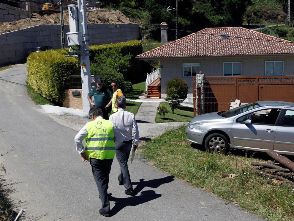Agentes de la Guardia Civil en los alrededores de la vivienda en la que han sido encontrados los cadáveres.