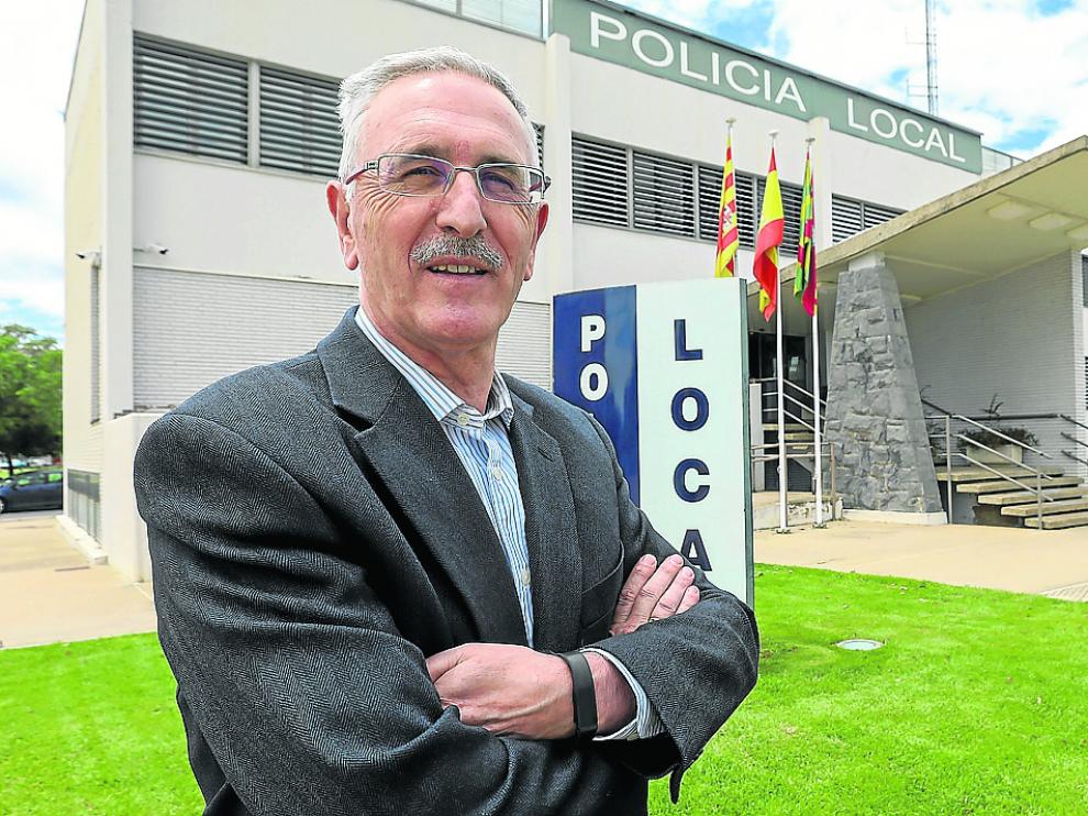 lberto Edroso tomó el mando de la Policía Local de Huesca en 2001 tras de once años de jefe en Jaca.