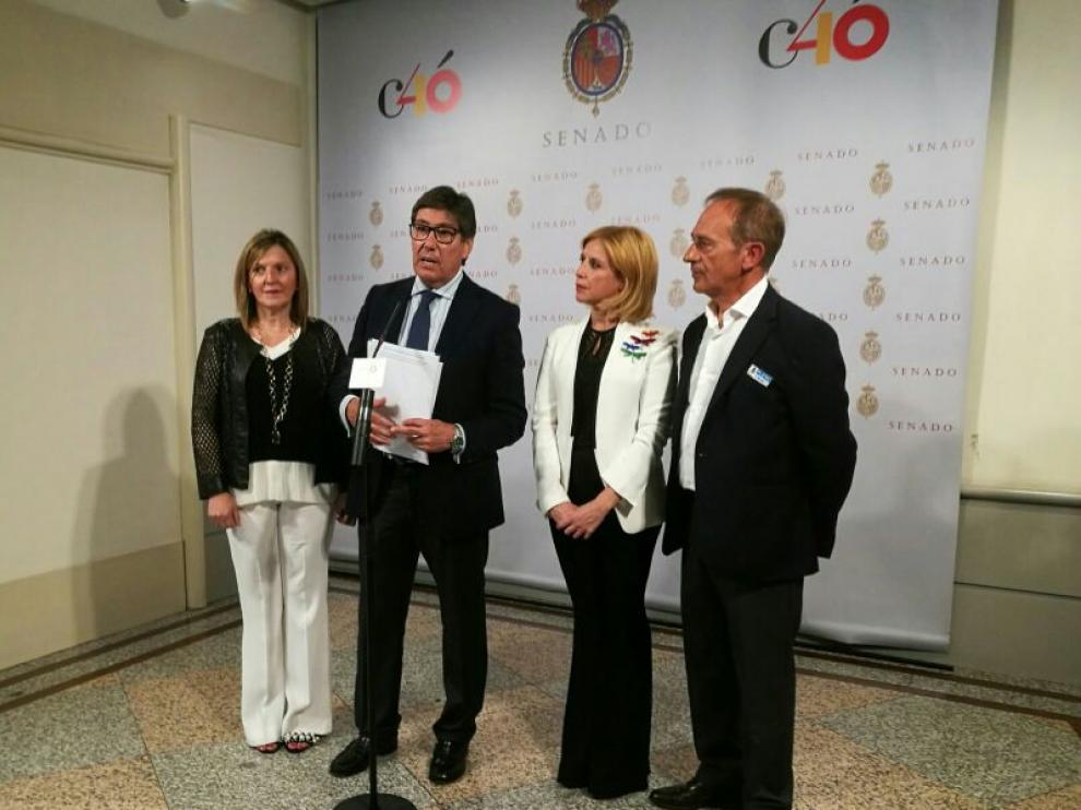 Aliaga, hoy junto a las senadoras y al secretario general del PAR