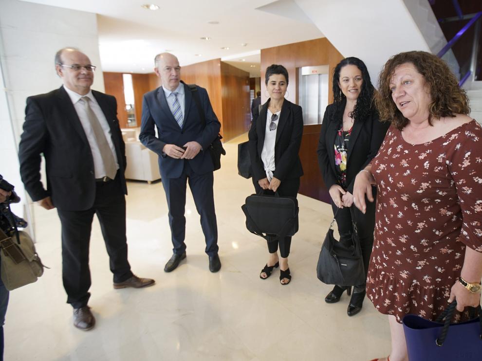 Júlvez, a la derecha, junto a la delegación de la Generalitat Valenciana, esta mañana en la sede de la DGA en Teruel
