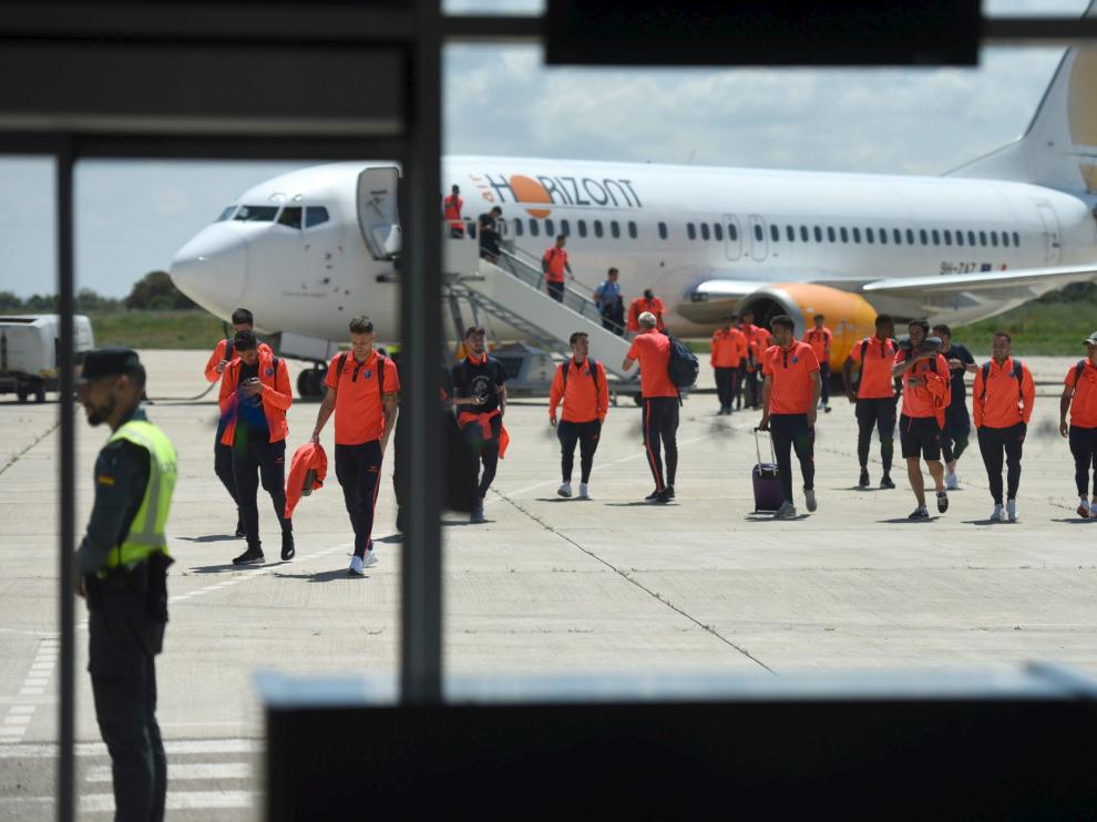 Llegada de los jugadores de la SD Huesca al aeropuerto tras su victoria en Lugo el 22 de mayo.