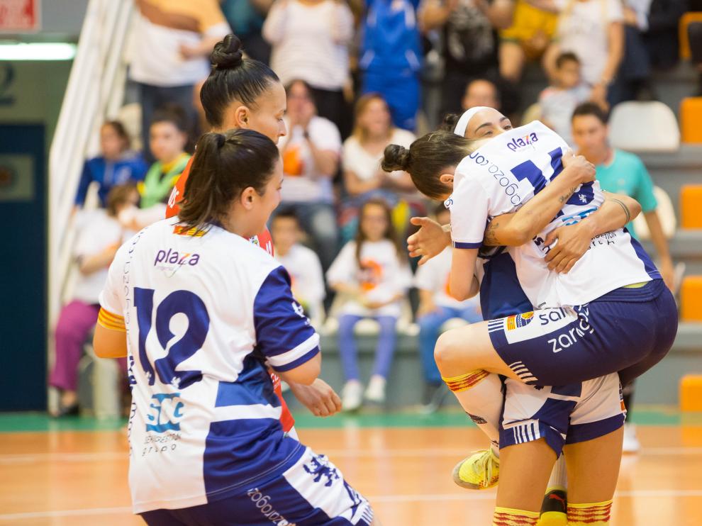 Las jugadoras del Sala Zaragoza se abrazan en el partido contra el Colmenarejo, en el que sellaron el ascenso