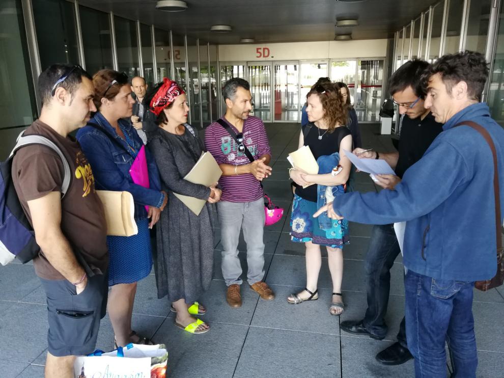 Los padres, esta mañana de lunes, a la entrada del Departamento de Educación donde han registrado los requerimientos.