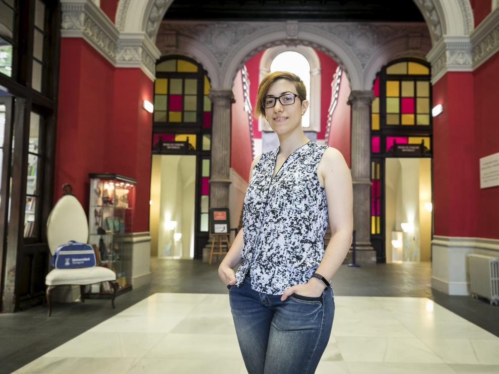 Ana Serrano, en la entrada del Paraninfo de la Universidad de Zaragoza