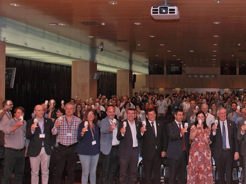 Los participantes en el Congreso Internacional del Terroir brindan con el catavinos de cerámica de Muel, emblema de la cita