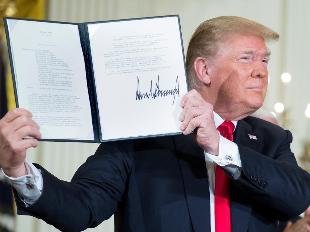 Trump muestra el decreto por el que ordena la creación de la Fuerzas Espacial.