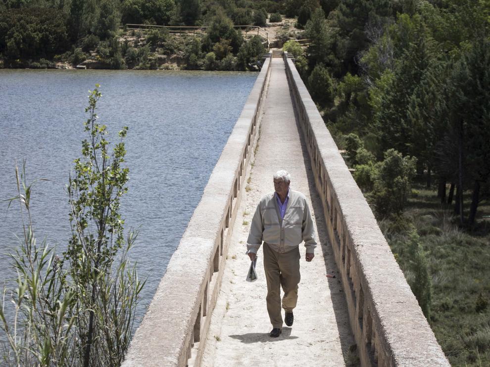 Víctor Sanz, alcalde del pueblo, en el embalse de la localidad.