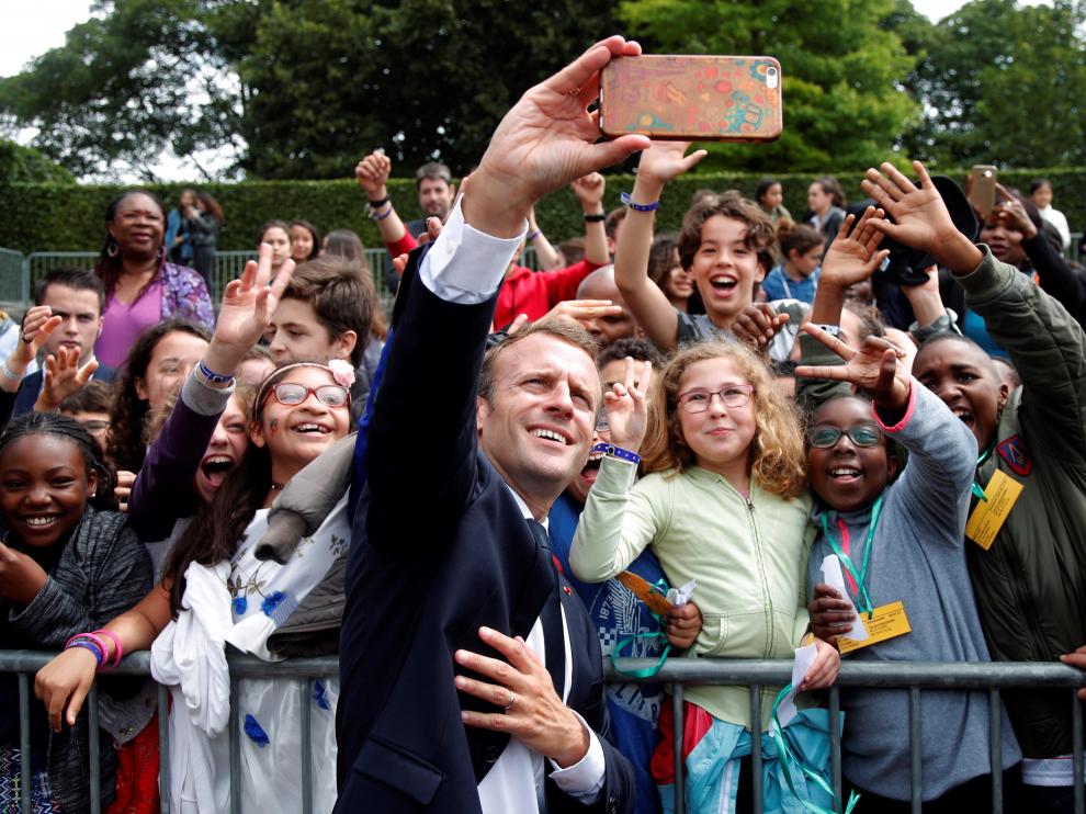 El presidente Macron se fotografía con un grupo de jóvenes en el 78 aniversario del Llamamiento