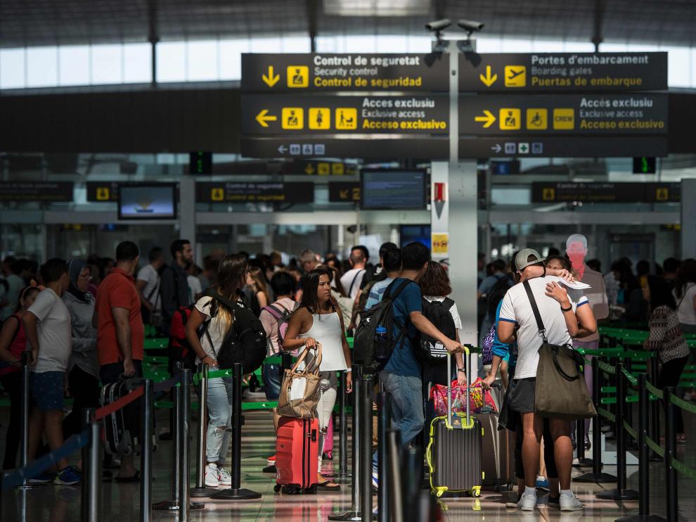 Viajeros en un aeropuerto.