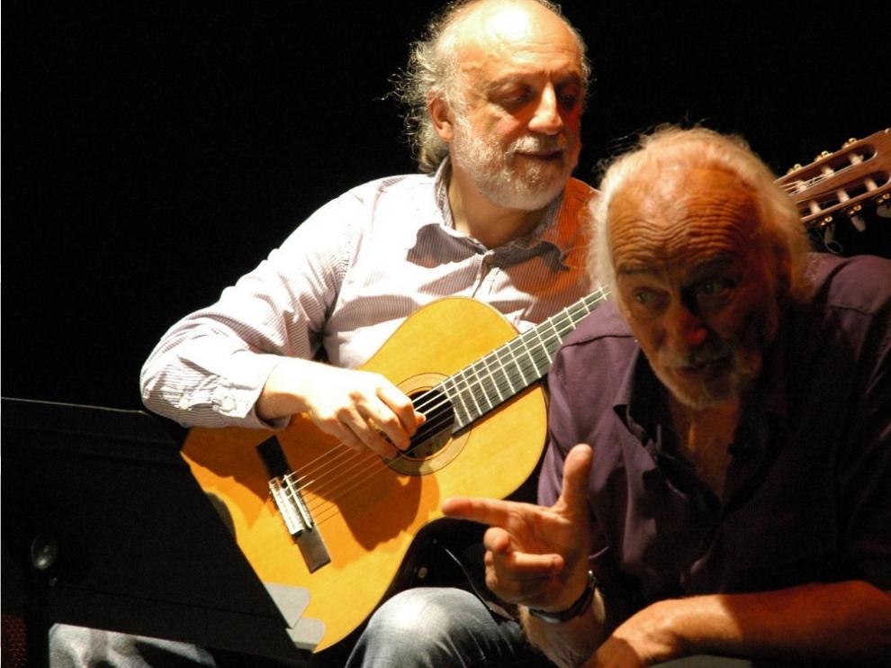 El actor Héctor Alterio derecha, junto al guitarrista José Luis Merlín, durante el espectáculo.