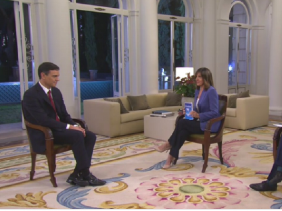 Los periodistas Ana Blanco y Sergio Martín fueron los encargados de entrevistar a Pedro Sánchez en TVE.
