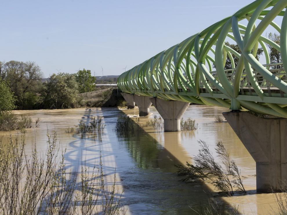 Crecida del Ebro a su paso por el puente del Bicentenario.