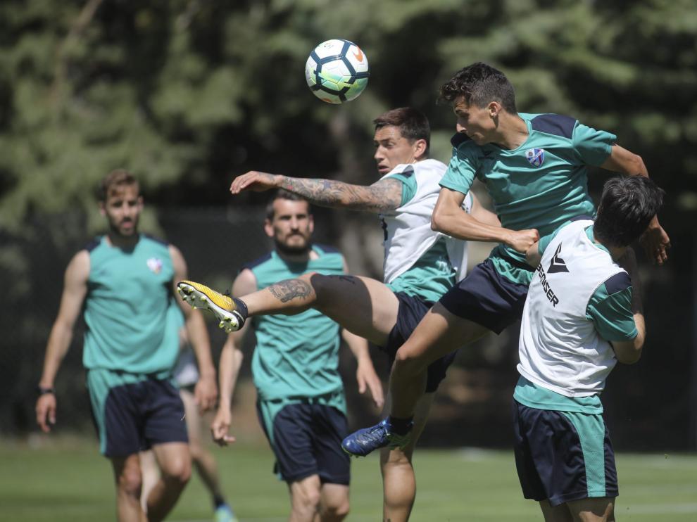 Pulido, Brezancic, Chimy Ávila, Aguilera y Camacho, en imagen en un entrenamiento, son algunos de los 19 jugadores con contrato.
