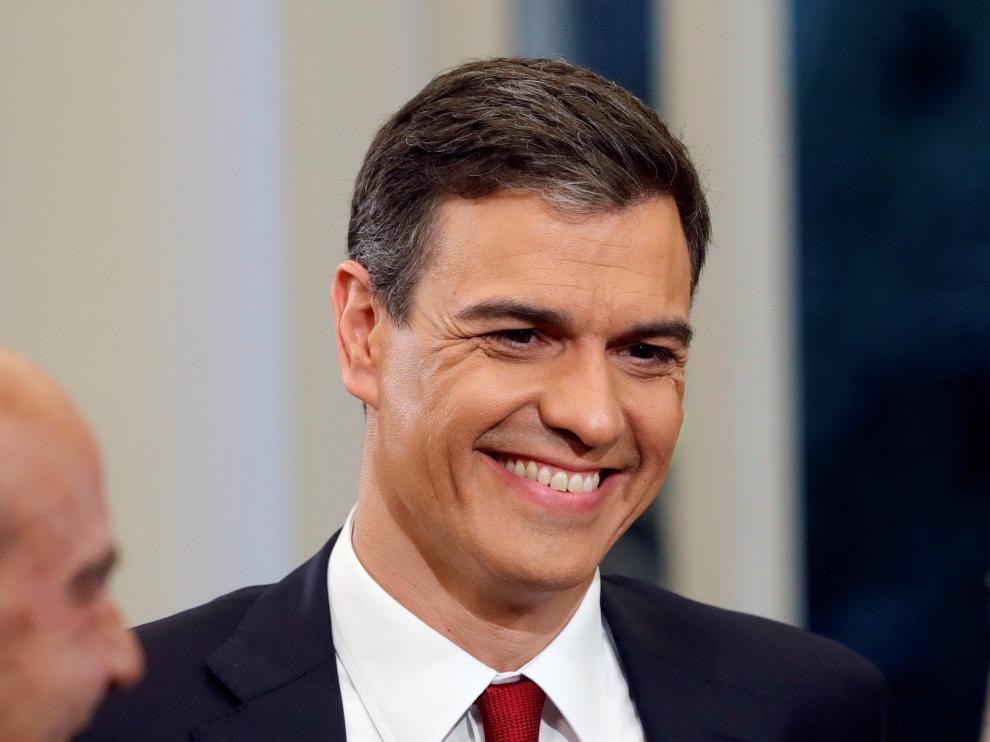 El presidente del Gobierno, Pedro Sánchez, a su llegada a la entrevista que concede a TVE, la primera que ofrece desde que accedió al cargo, hoy en el Palacio de La Moncloa.
