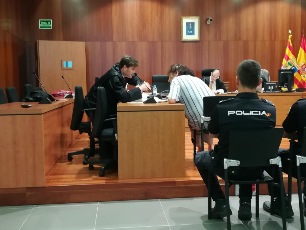 El acusado, Cecilio Giménez, conversa con su abogado, Javier Elía, durante la segunda sesión del juicio por el crimen de Ricla.