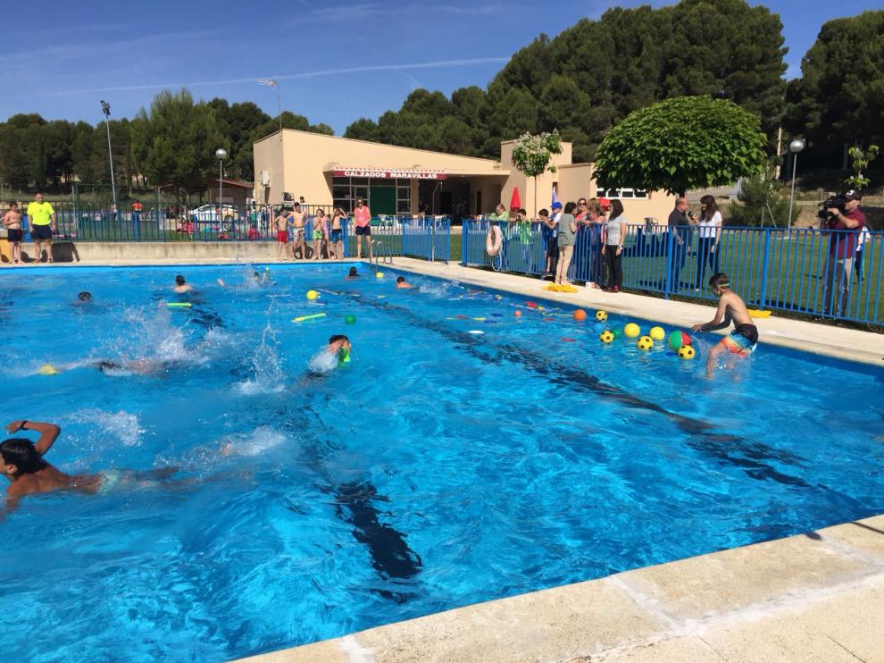 Los niños han practicado en Alera diferentes deportes en un día de convivencia.