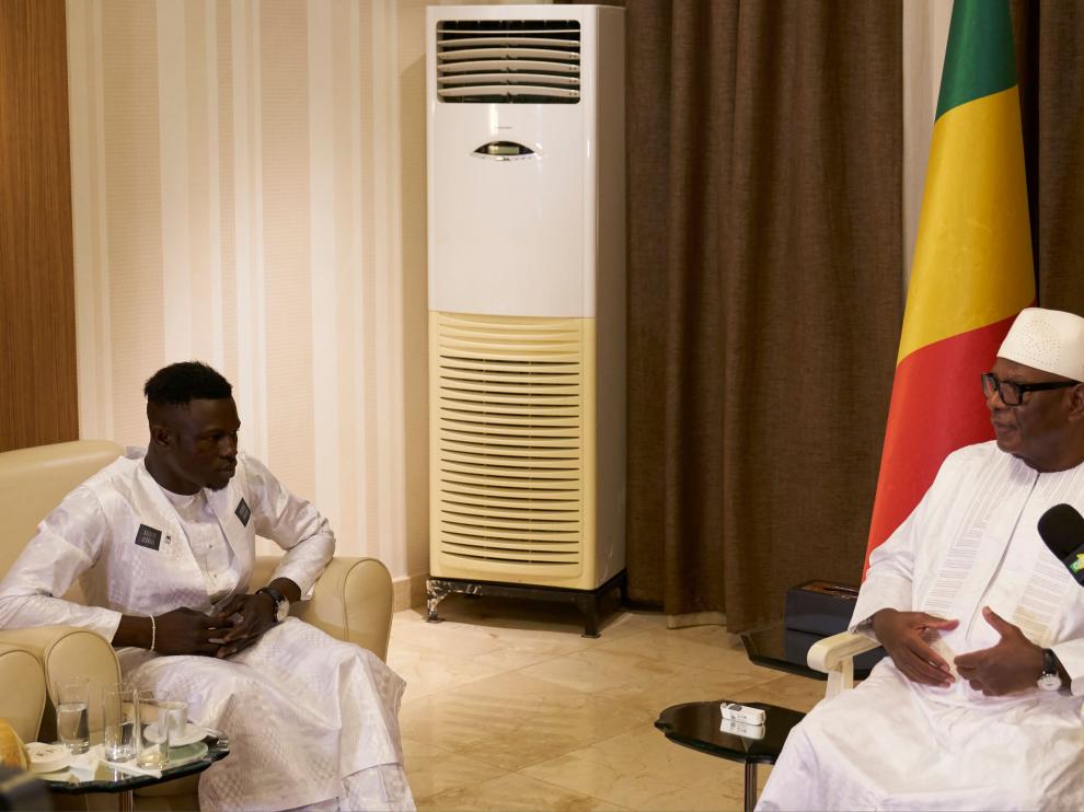 El presidente de Mali, Ibrahim Boubacar Keita, con Mamadou Gassama, conocido como "el Spiderman maliense"