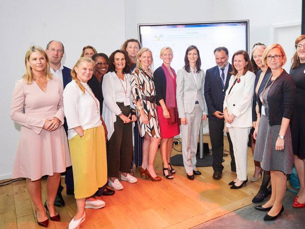 Mariya Gabriel, Fernando de Yarza y un grupo de directivas de empresas tecnológicas y de comunicación europeas