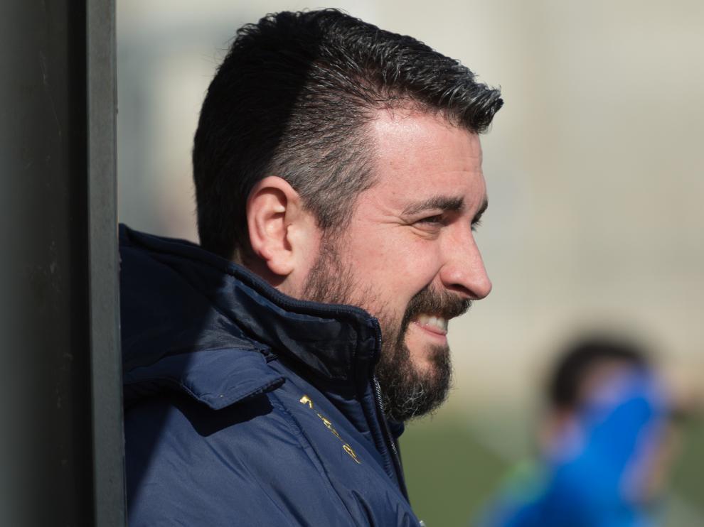 Néstor Pérez, entrenador del Ejea, dando instrucciones en el banquillo