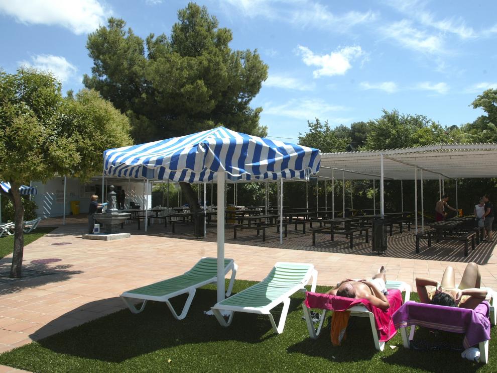 Imagen de archivo del bar de la piscina de Movera, que este verano está cerrado.