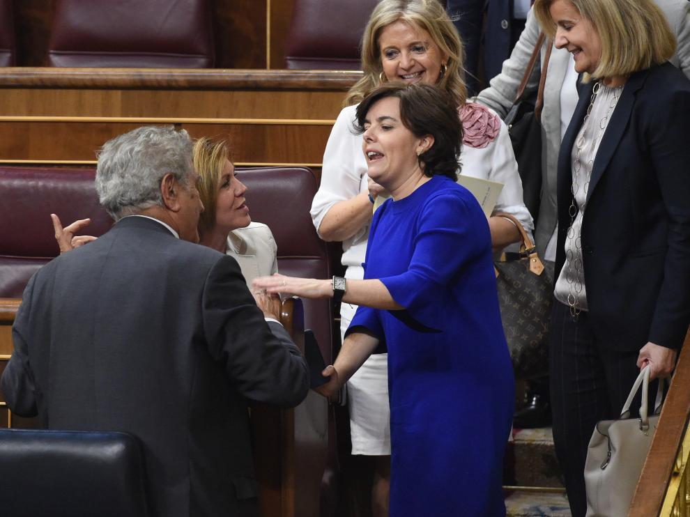Cospedal y Santamaría charlaron este martes en el hemiciclo del Congreso.