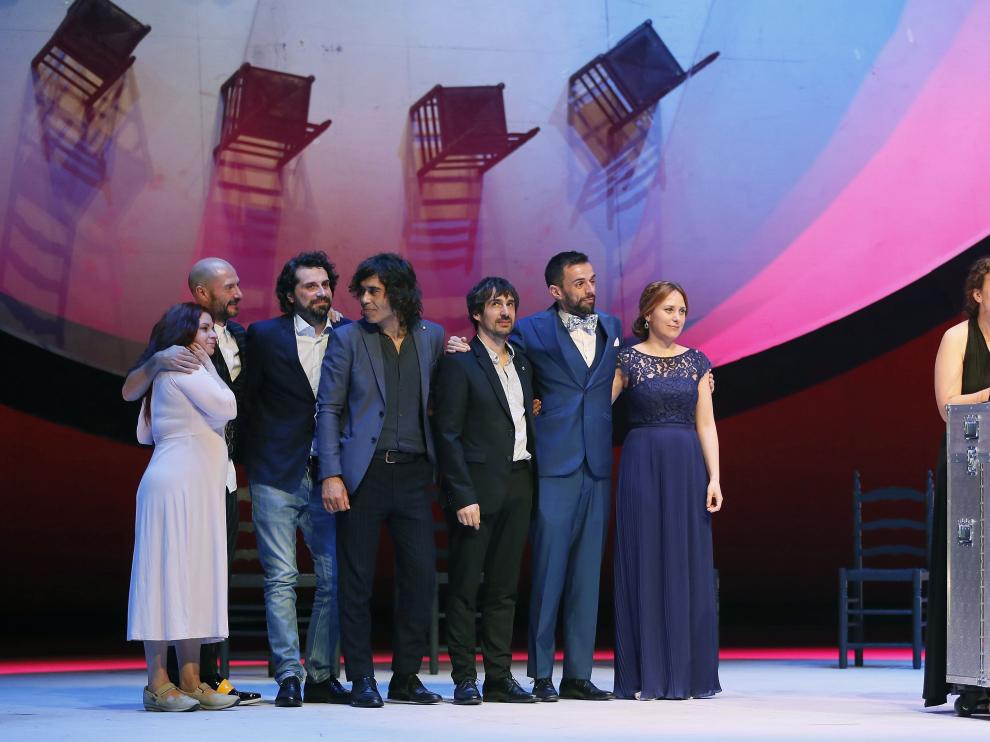 Integrantes de la compañía de teatro, Kulunka Teatro, tras recibir el galardón a 'Mejor Espectáculo de Teatro'