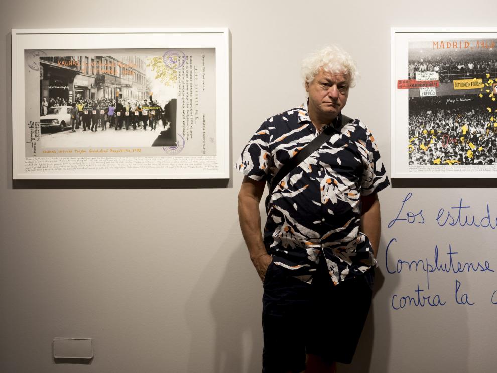 El artista Marcelo Brodsky posó este martes en el Centro de Historias junto a dos de las imágenes de su exposición.