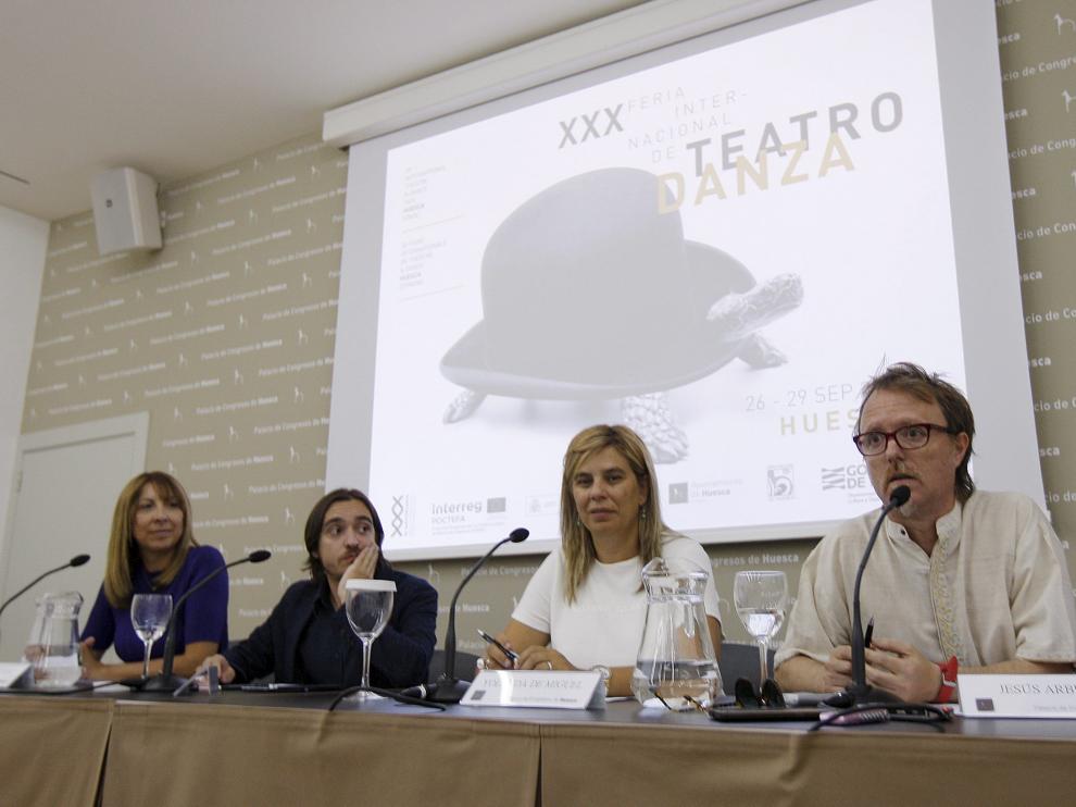 Jesús Arbués, primero por la derecha, en la presentación de la XXX Feria de Teatro y Danza con representantes institucionales.