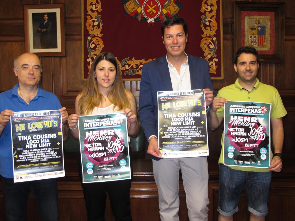 El concejal de Festejos -segundo por la derecha-, Javier Domingo, junto a miembros de Interpeñas, con los carteles de los conciertos