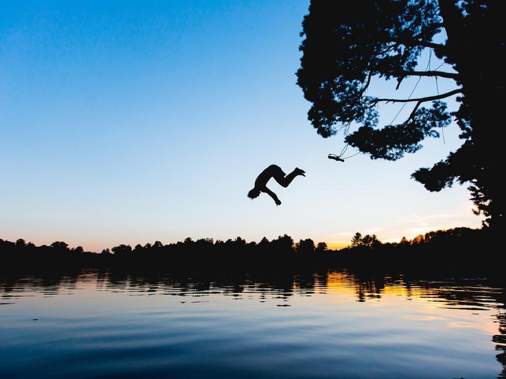 Salto en un río